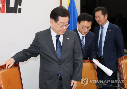 이재명 민주당 대표가 21일 국회에서 열린 최고위원회의에 참석하고 있다. 연합뉴스